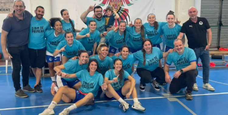 El sènior femení del CNS bàsquet, celebrant l'ascens a Primera|@cnsbasquet